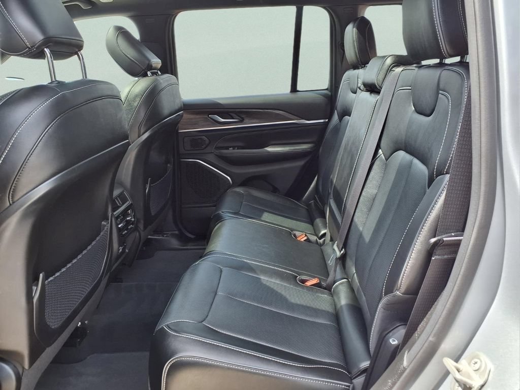 Used 2023 Jeep Grand Cherokee Overland RWD image 13