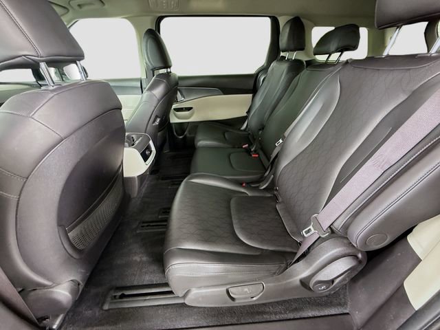 Used 2023 Kia Carnival LX FWD image 23