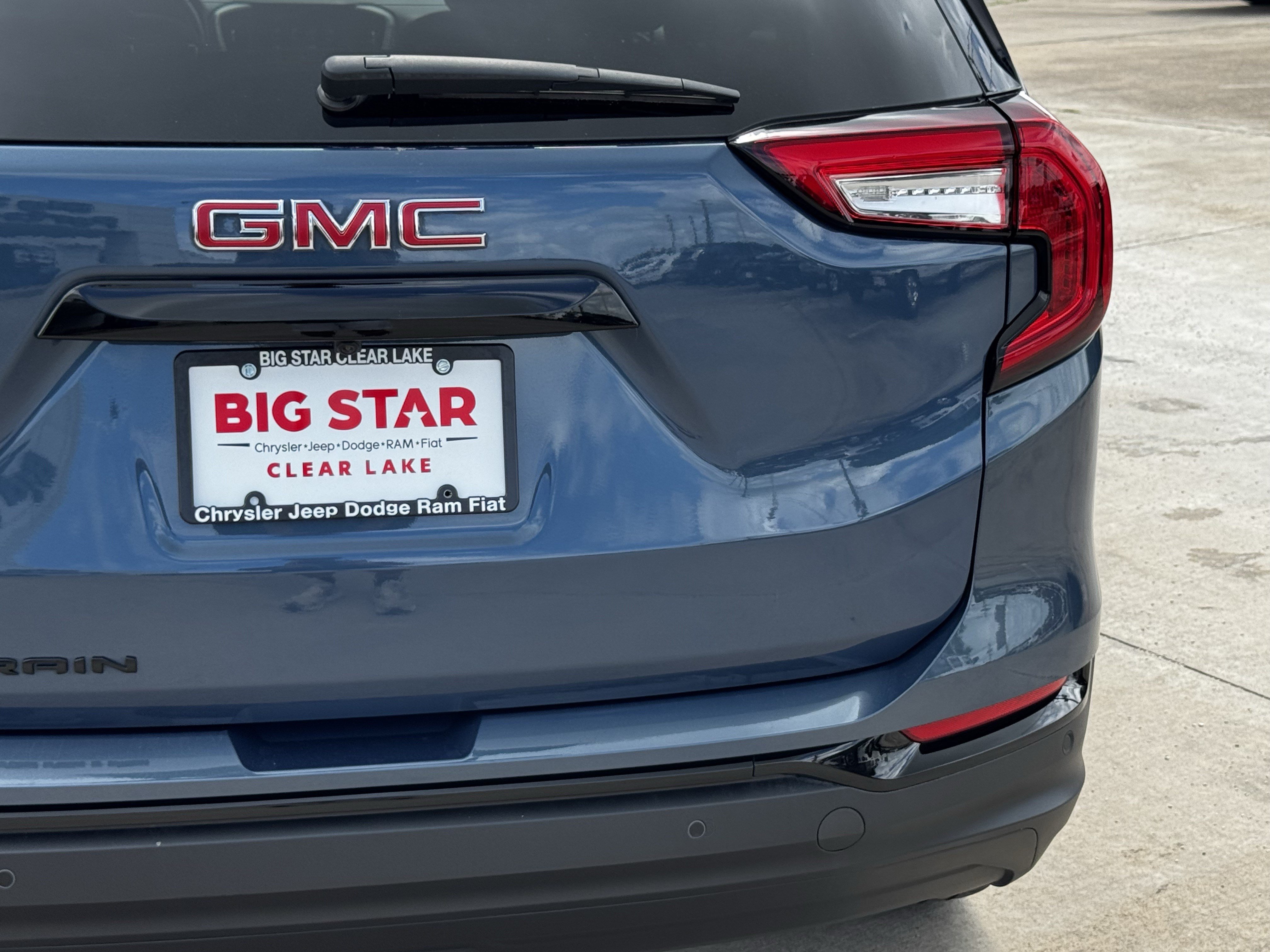 Used 2024 GMC Terrain SLE w/ Driver Convenience Package FWD image 10
