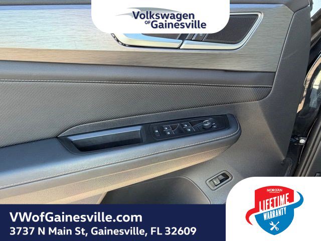 Used 2025 Volkswagen Atlas Cross Sport SE image 17