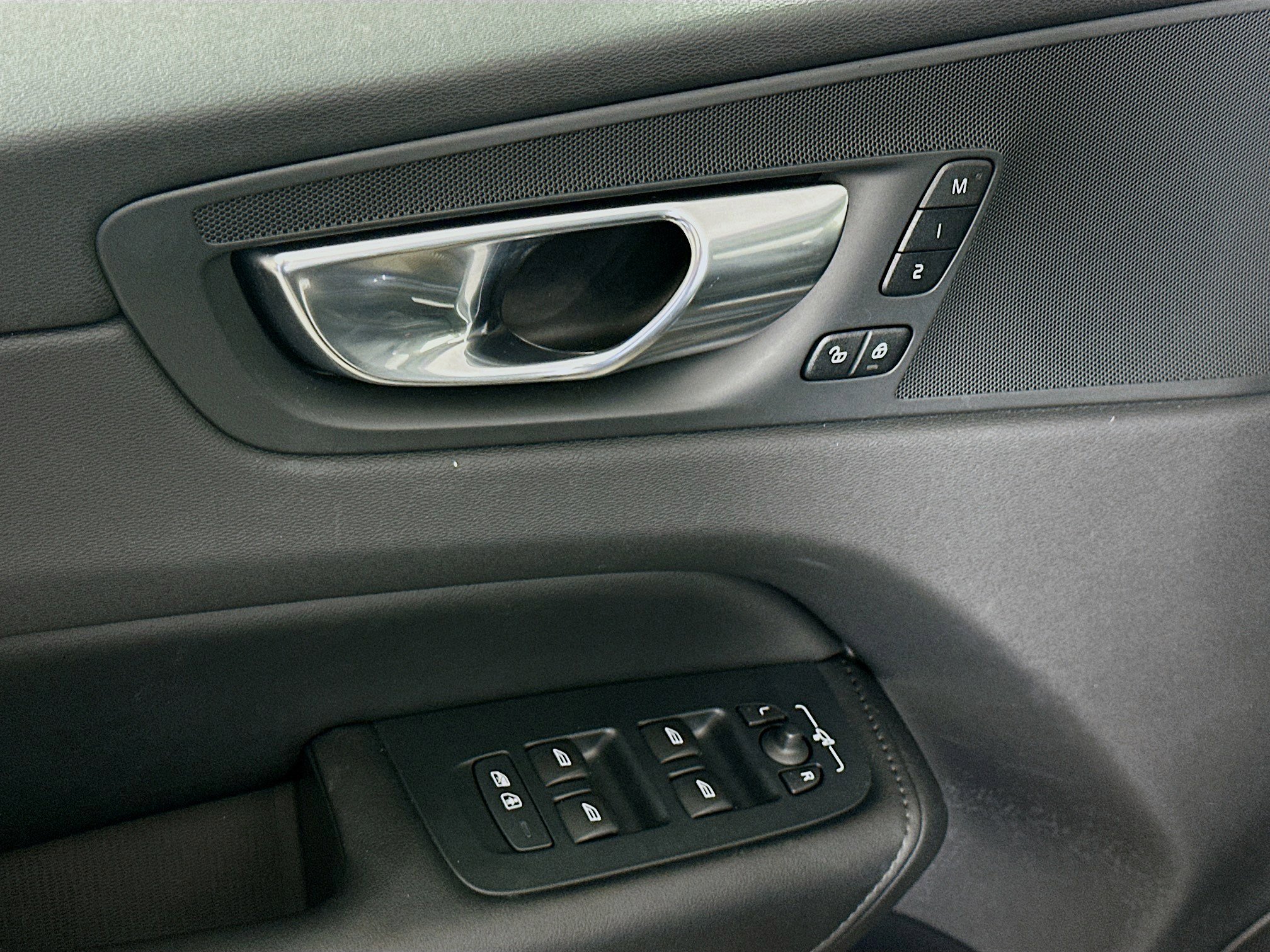 Used 2025 Volvo XC60 B5 Plus image 15