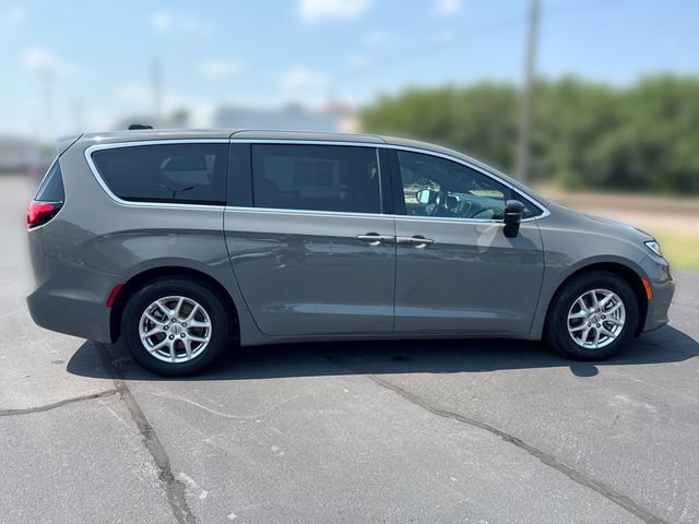 Used 2025 Chrysler Pacifica Select FWD image 6