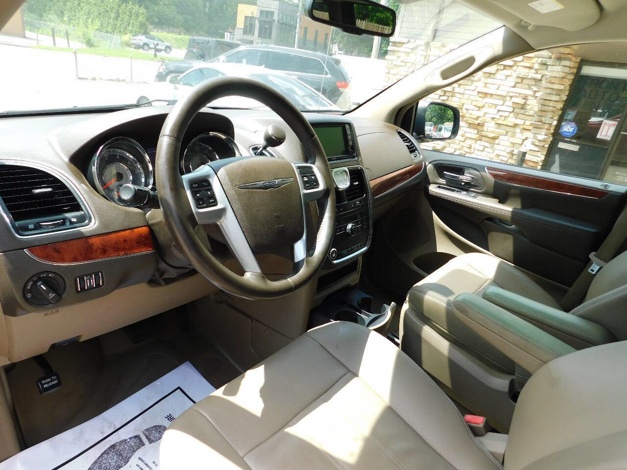 Used 2013 Chrysler Town & Country Touring image 19