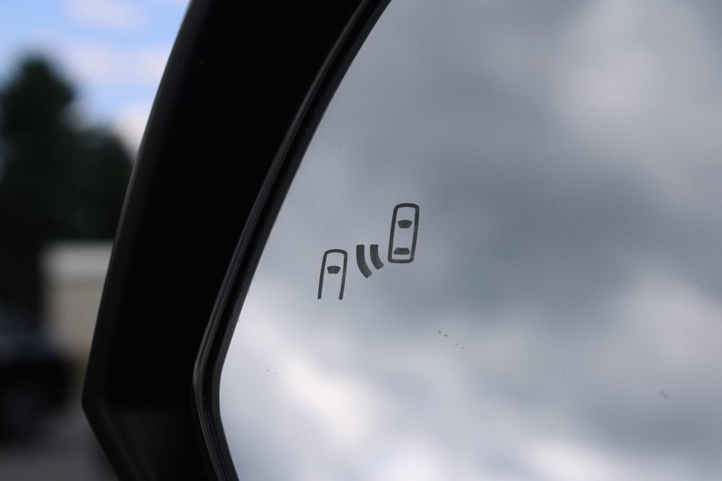 Used 2021 Toyota RAV4 XLE Premium AWD/4WD image 30