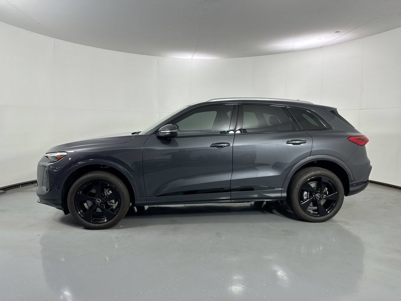 Used 2025 Audi Q5 Premium Plus w/ Premium Plus AWD/4WD image 2