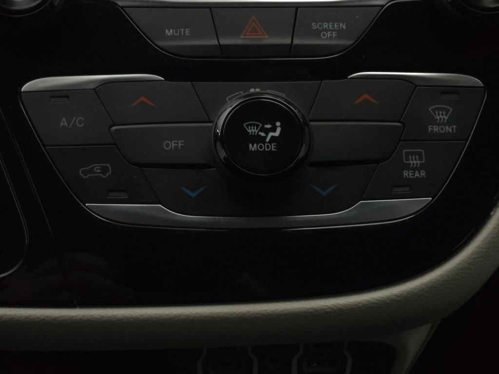 Used 2023 Chrysler Voyager LX image 25