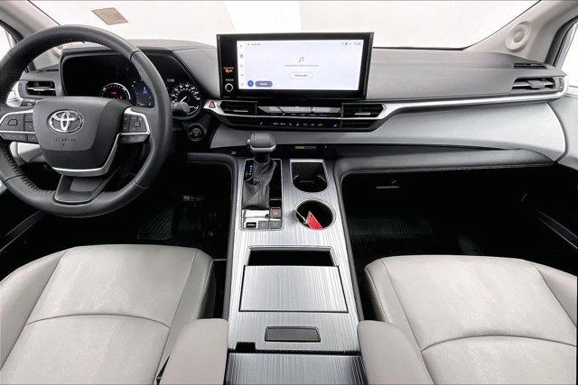 Used 2025 Toyota Sienna XLE image 15