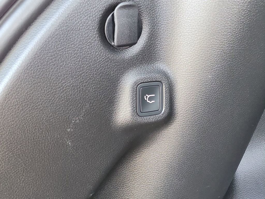 Used 2023 Jeep Compass Latitude w/ Sun and Sound Group image 17