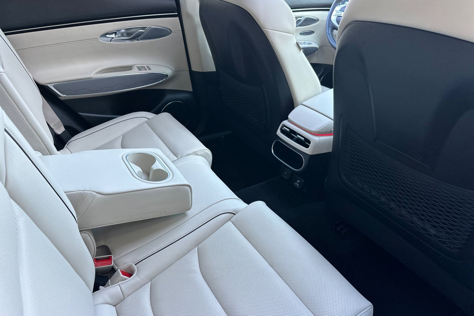 Used 2022 Genesis GV70 2.5T w/ Advanced Package image 31