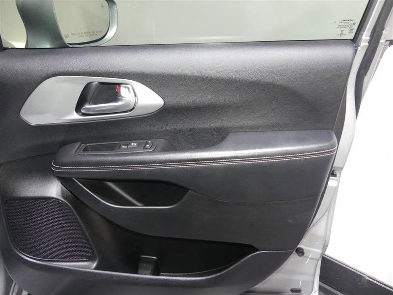 Used 2018 Chrysler Pacifica Limited w/ Advanced Safetytec Group FWD image 19