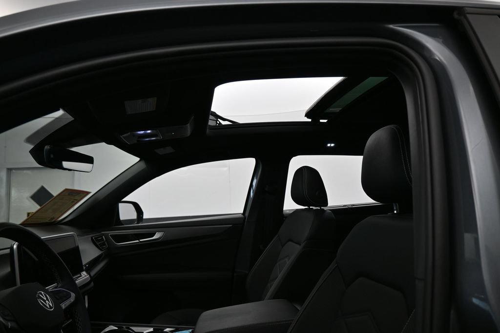 Used 2025 Volkswagen Atlas Cross Sport SE w/ Panoramic Sunroof Package FWD image 11