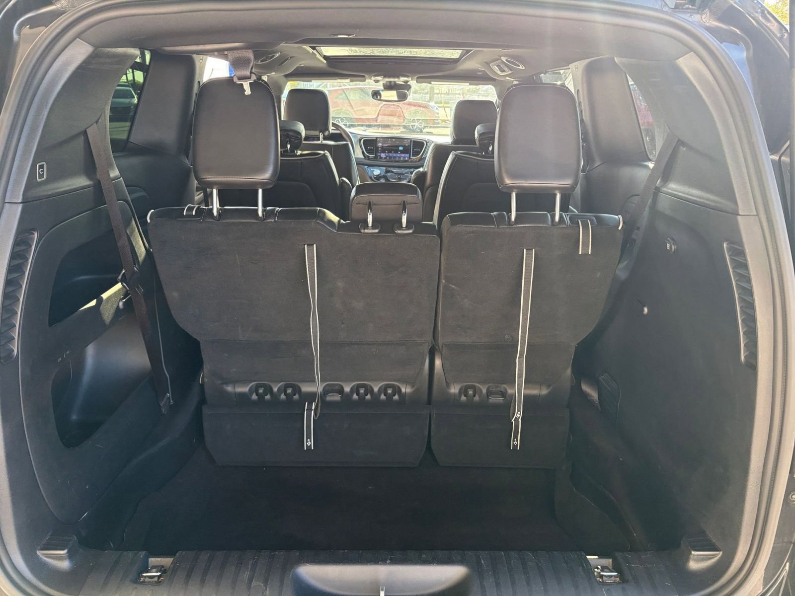 Used 2025 Chrysler Pacifica Limited image 36