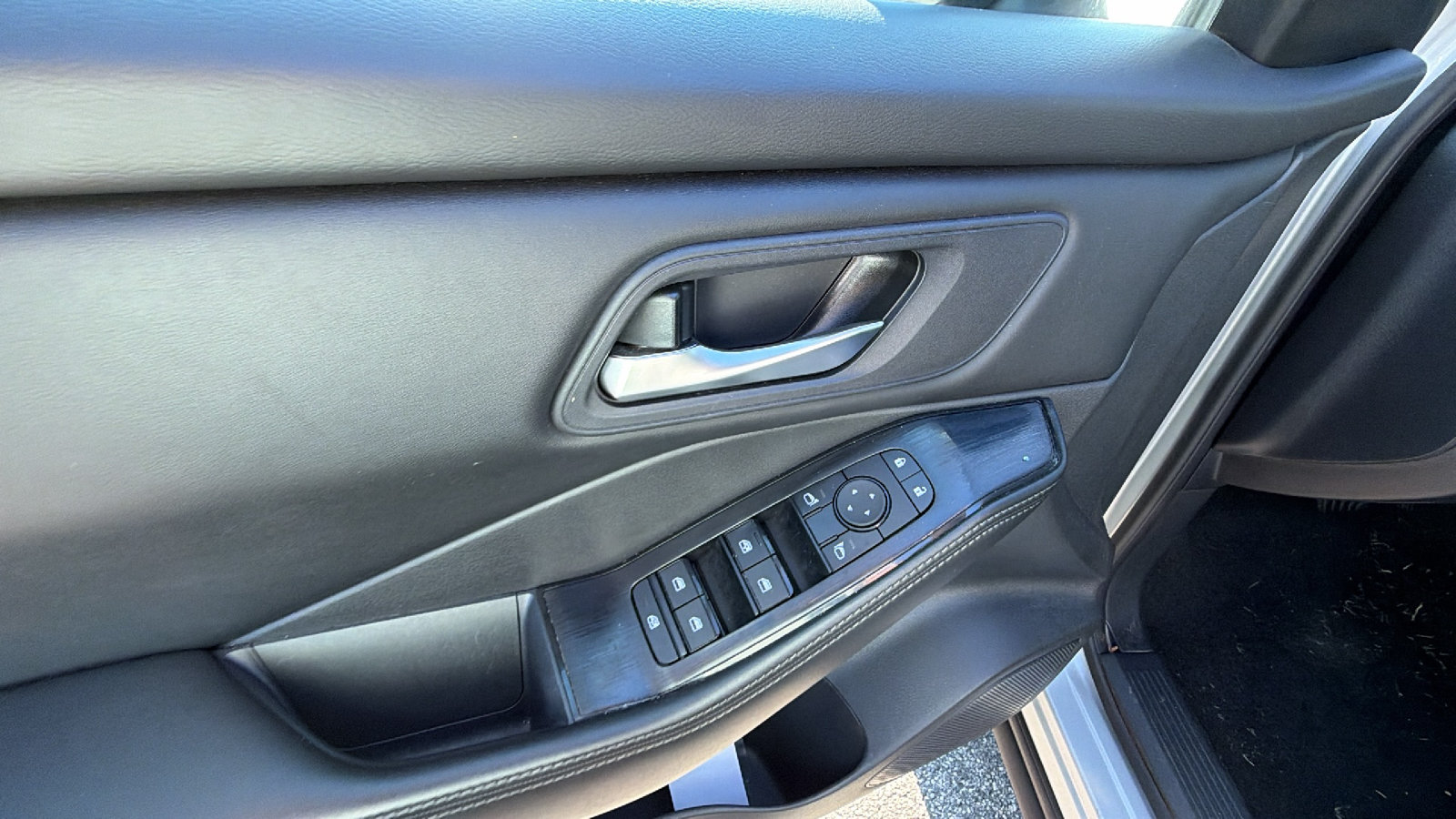 Used 2024 Nissan Rogue SV AWD/4WD image 15