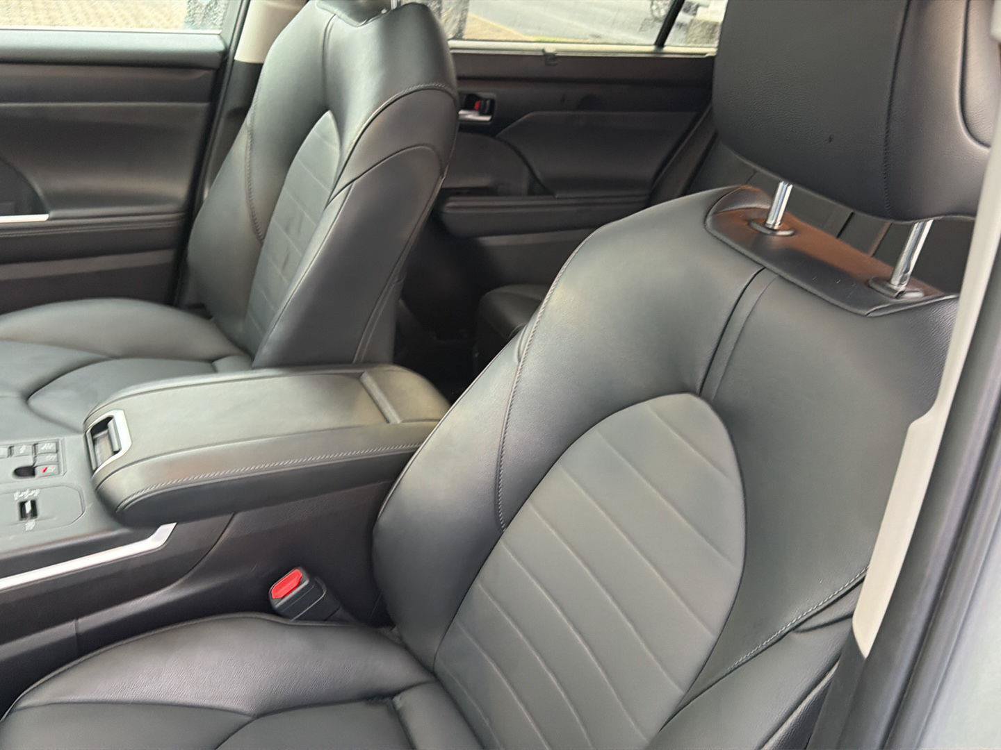 Certified 2025 Toyota Highlander XLE FWD image 30