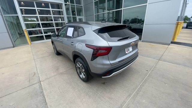 Used 2025 Chevrolet Trax LT w/ LT Convenience Package FWD image 8