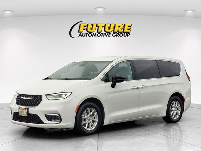 Used 2024 Chrysler Pacifica Touring image 5