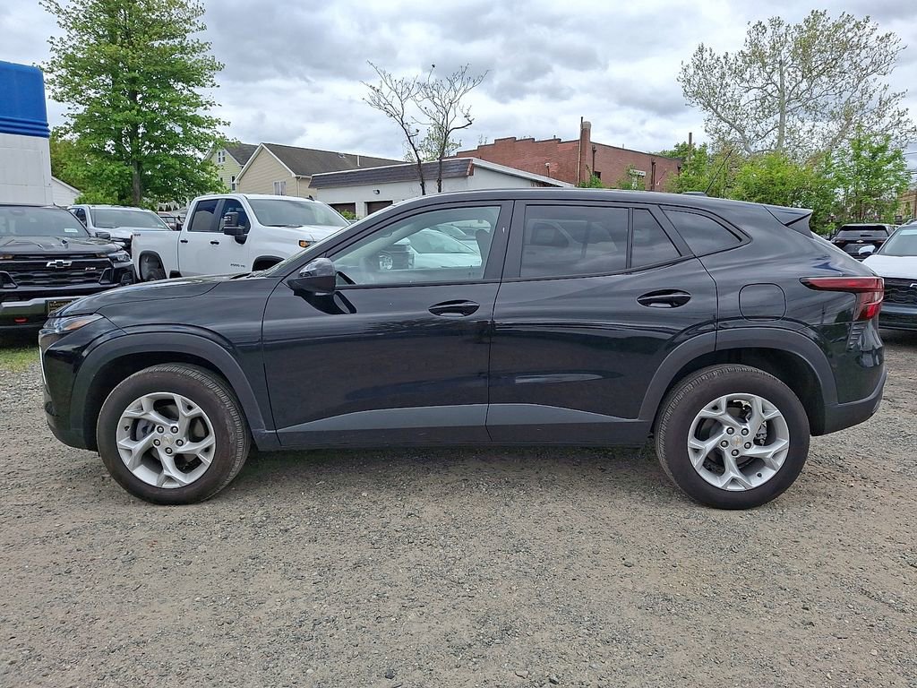 Used 2025 Chevrolet Trax LS w/ LS Convenience Package FWD image 4