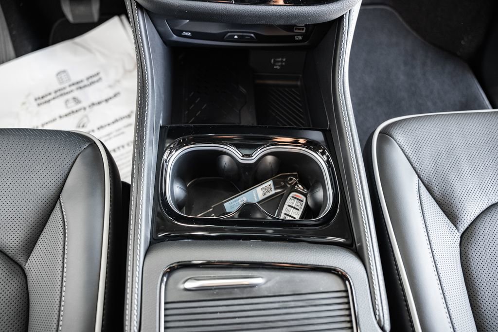 New 2026 Chrysler Pacifica Limited w/ Uconnect Theater Family Group image 30