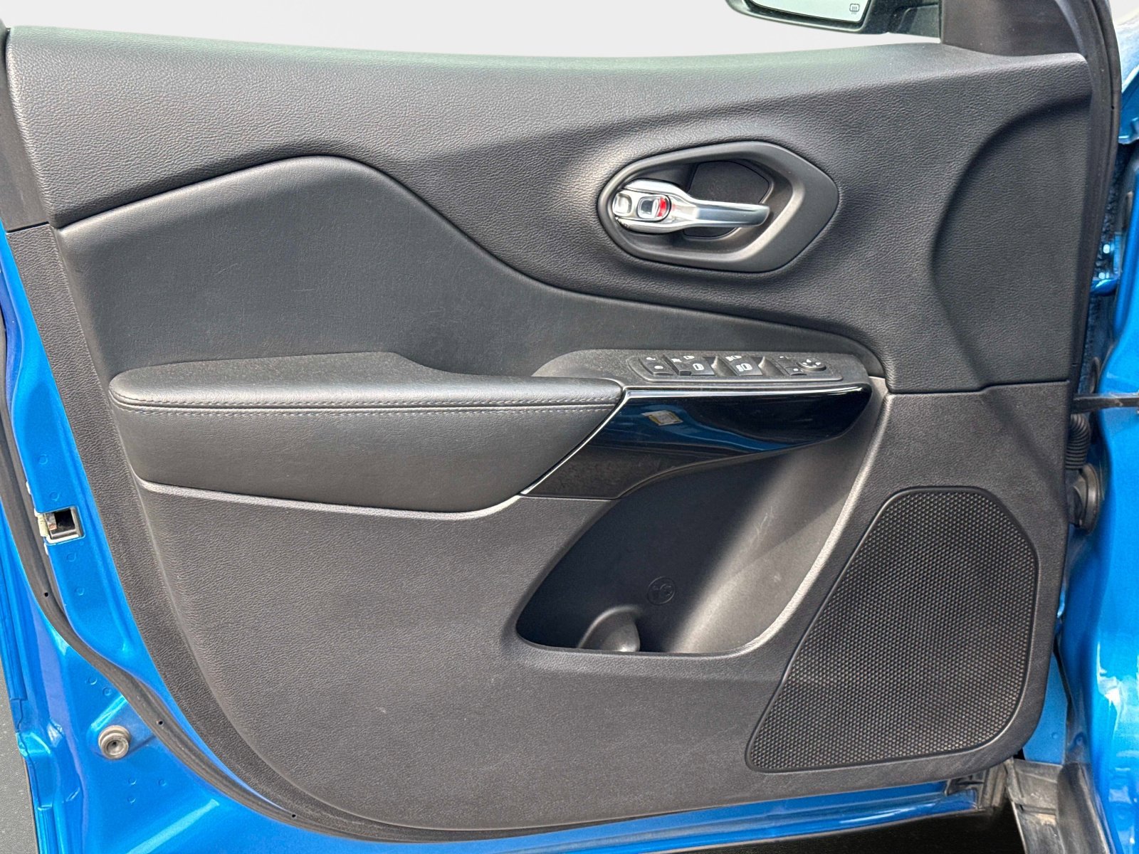 Certified 2020 Jeep Cherokee Latitude Plus w/ Cold Weather Group image 20