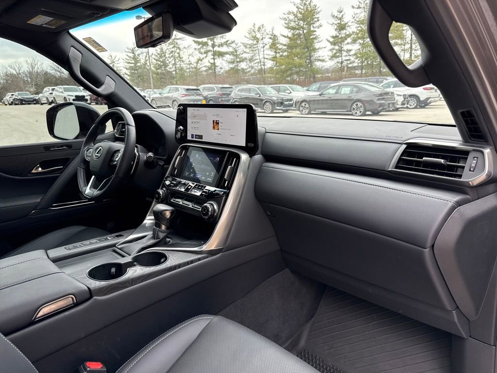 Used 2025 Lexus LX 600 4WD w/ Appearance Package image 33