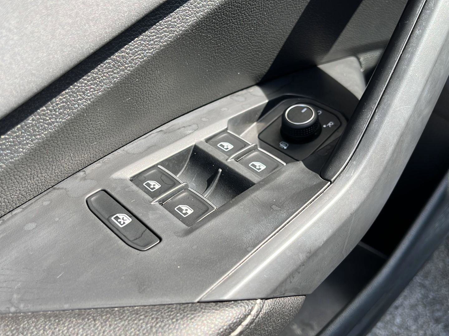 Used 2025 Volkswagen Jetta SE FWD image 11