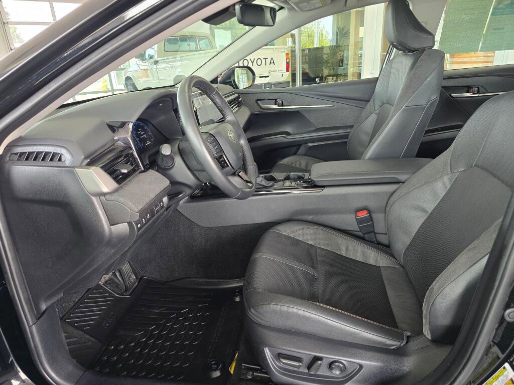 Used 2025 Toyota Camry XLE FWD image 22