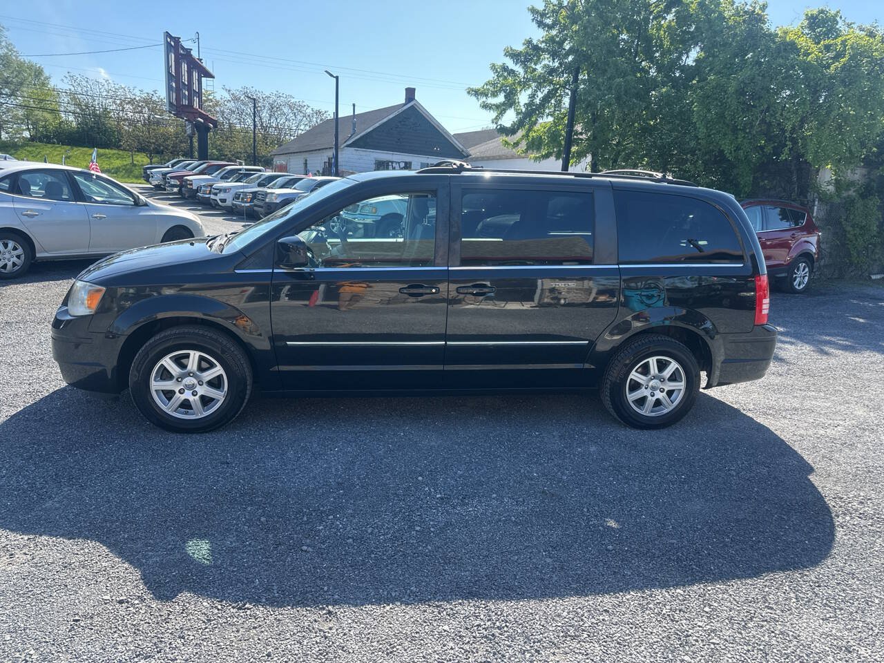 Used 2010 Chrysler Town & Country Touring FWD image 2