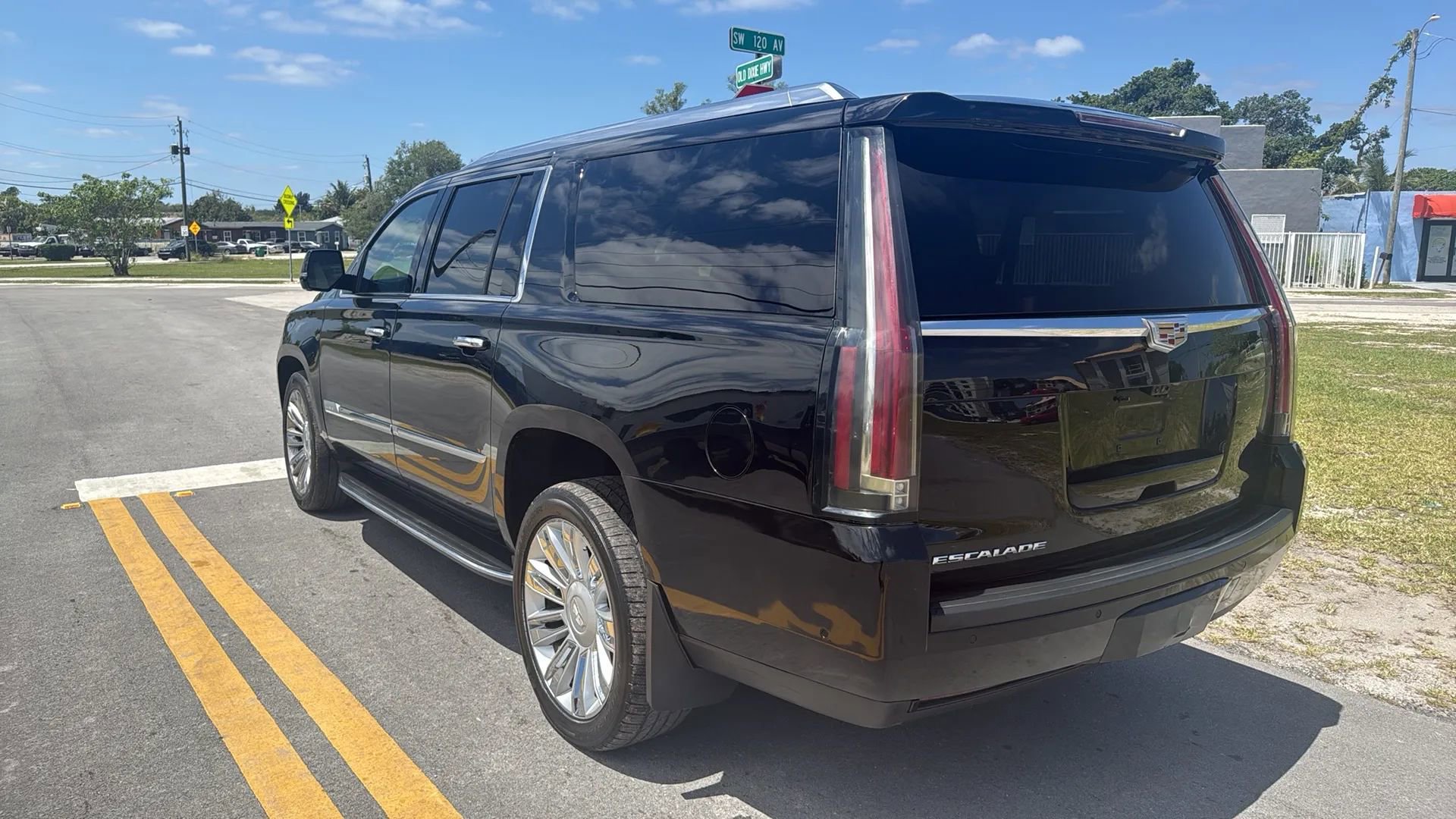 Used 2019 Cadillac Escalade ESV Luxury AWD/4WD image 6