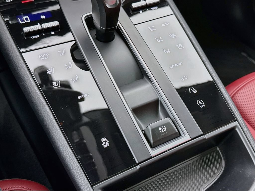 Certified 2025 Porsche Macan AWD/4WD image 22