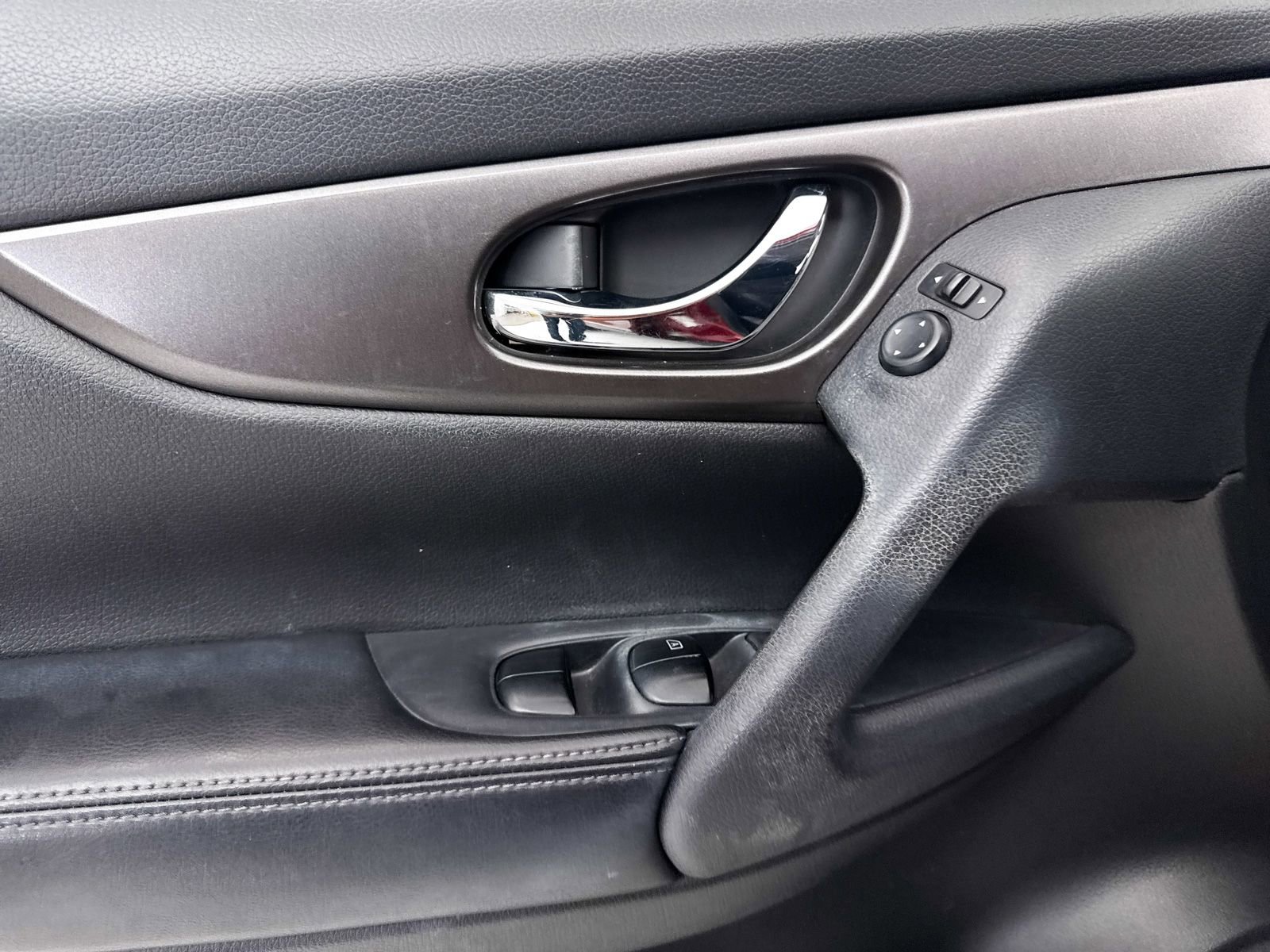 Used 2015 Nissan Rogue SV w/ SV Premium Package image 26