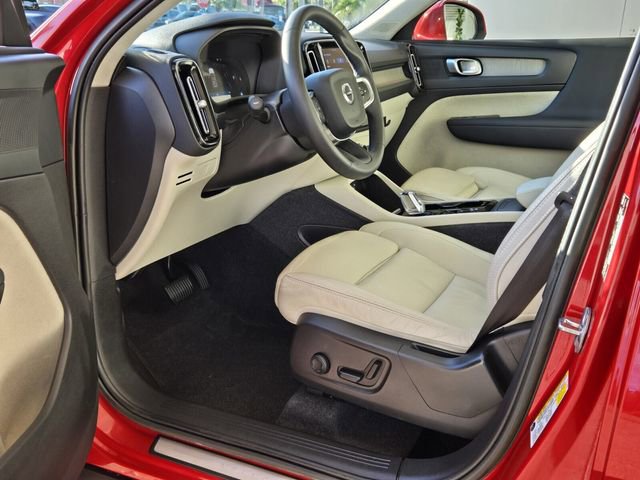 Certified 2023 Volvo XC40 B5 Plus w/ Protection Package Premier image 15