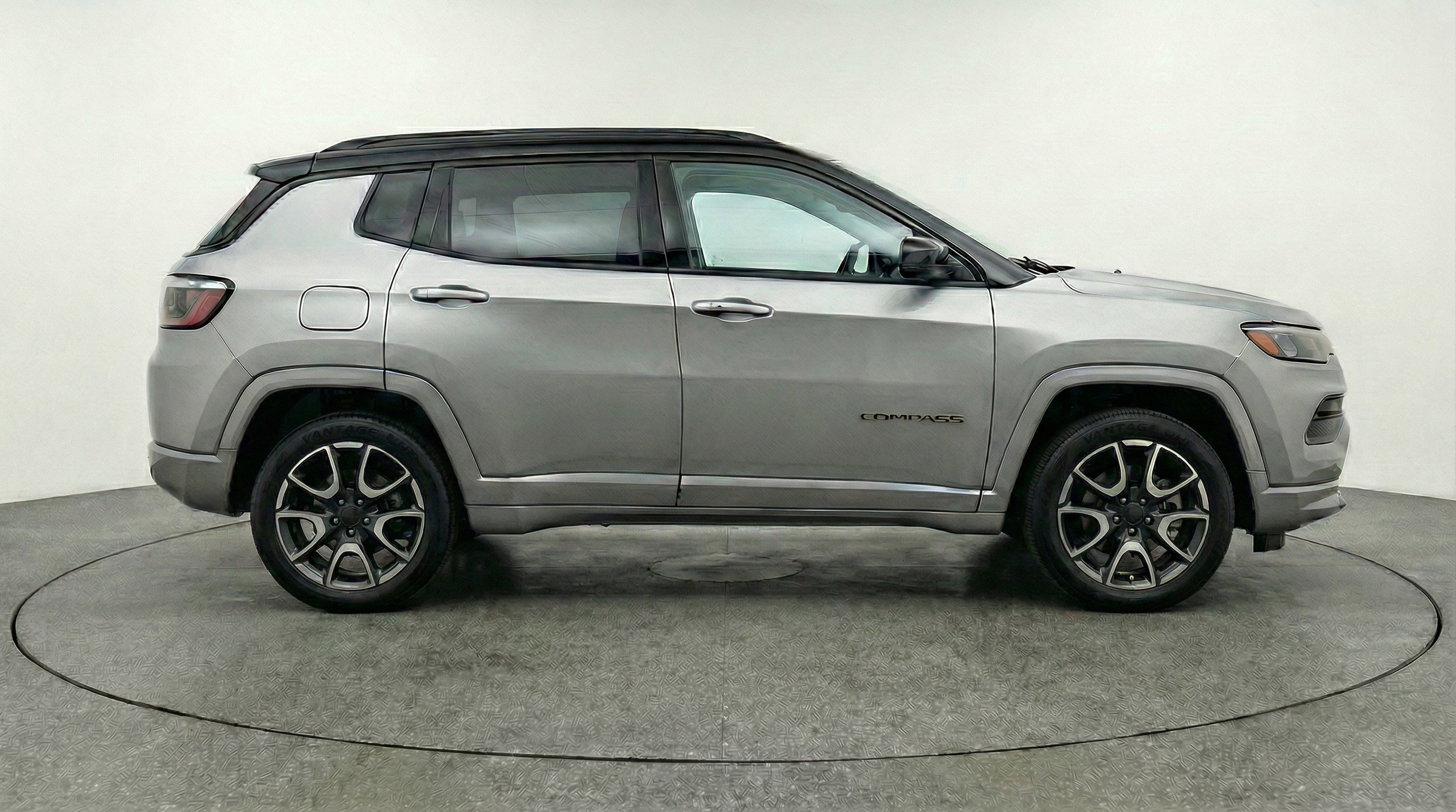 Used 2025 Jeep Compass Trailhawk AWD/4WD image 11