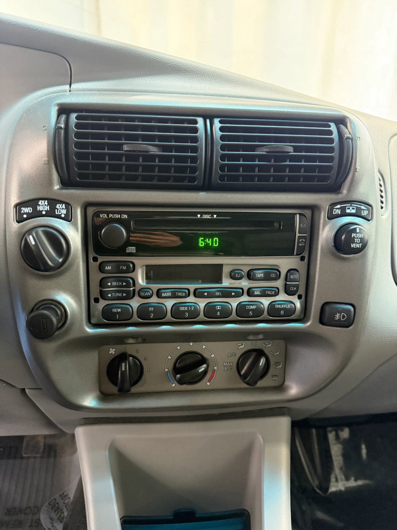 Used 2003 Ford Explorer Sport Trac XLT image 37