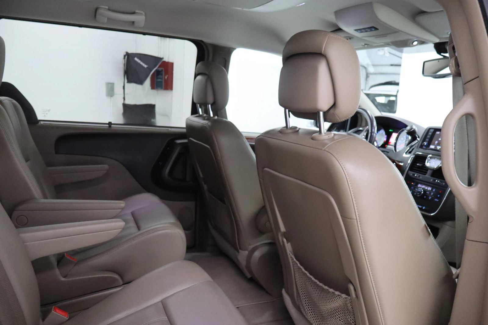 Used 2014 Chrysler Town & Country Touring-L w/ Driver Convenience Group FWD image 24
