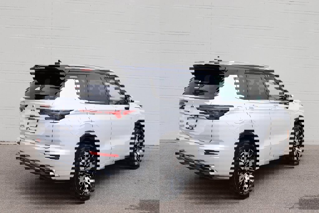 New 2025 Mitsubishi Outlander SEL image 2