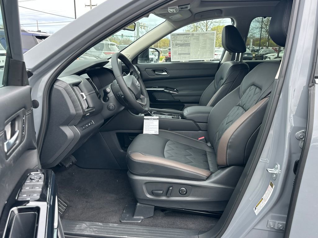 New 2026 Nissan Pathfinder Platinum AWD/4WD image 9