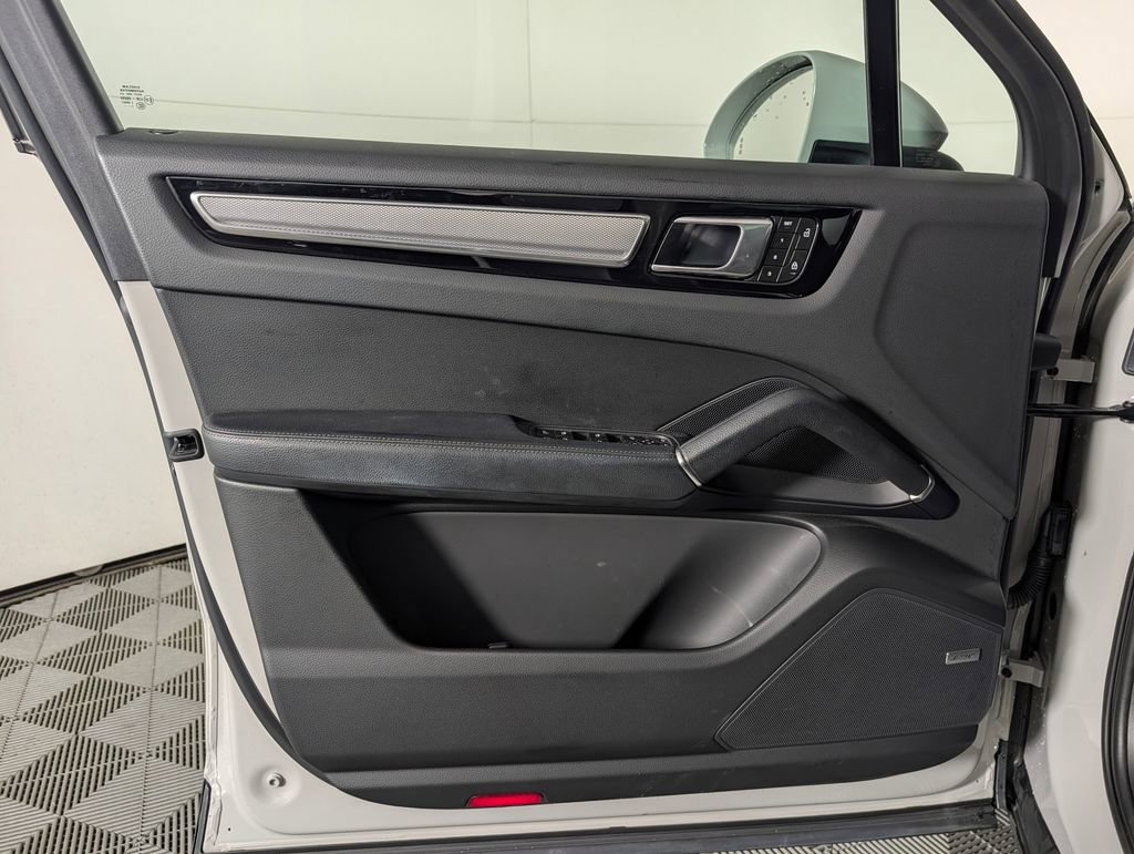 Certified 2023 Porsche Cayenne Platinum Edition image 23