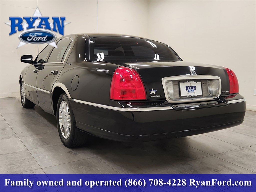 Used 2008 Lincoln Town Car Signature Limited image 3