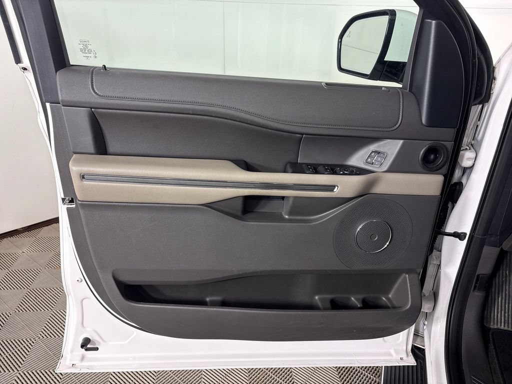 Used 2019 Ford Expedition XLT w/ Equipment Group 202A AWD/4WD image 16