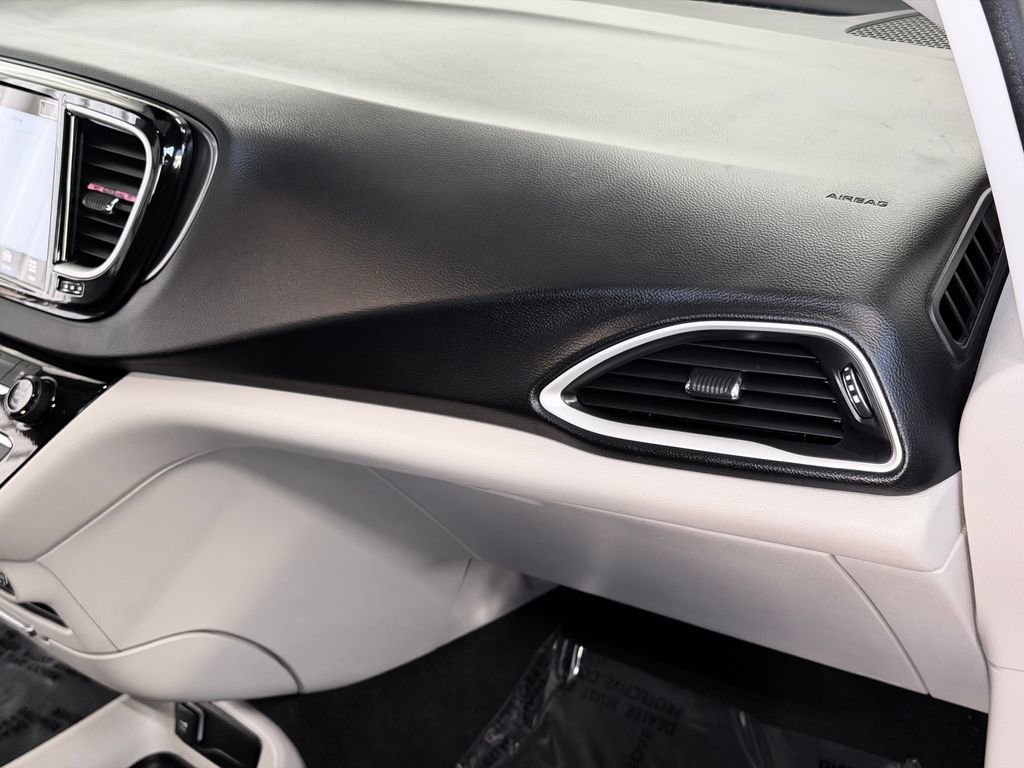 Used 2024 Chrysler Pacifica Touring-L image 31