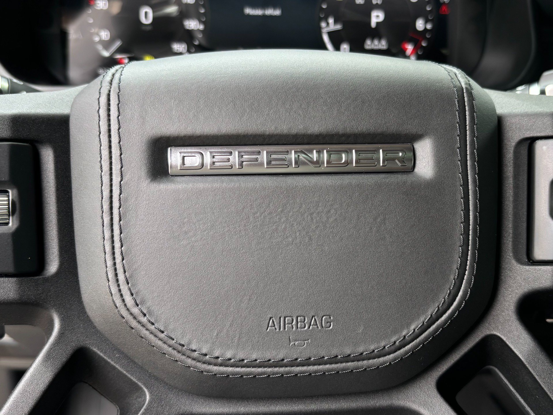 Used 2025 Land Rover Defender 110 V8 AWD/4WD image 30