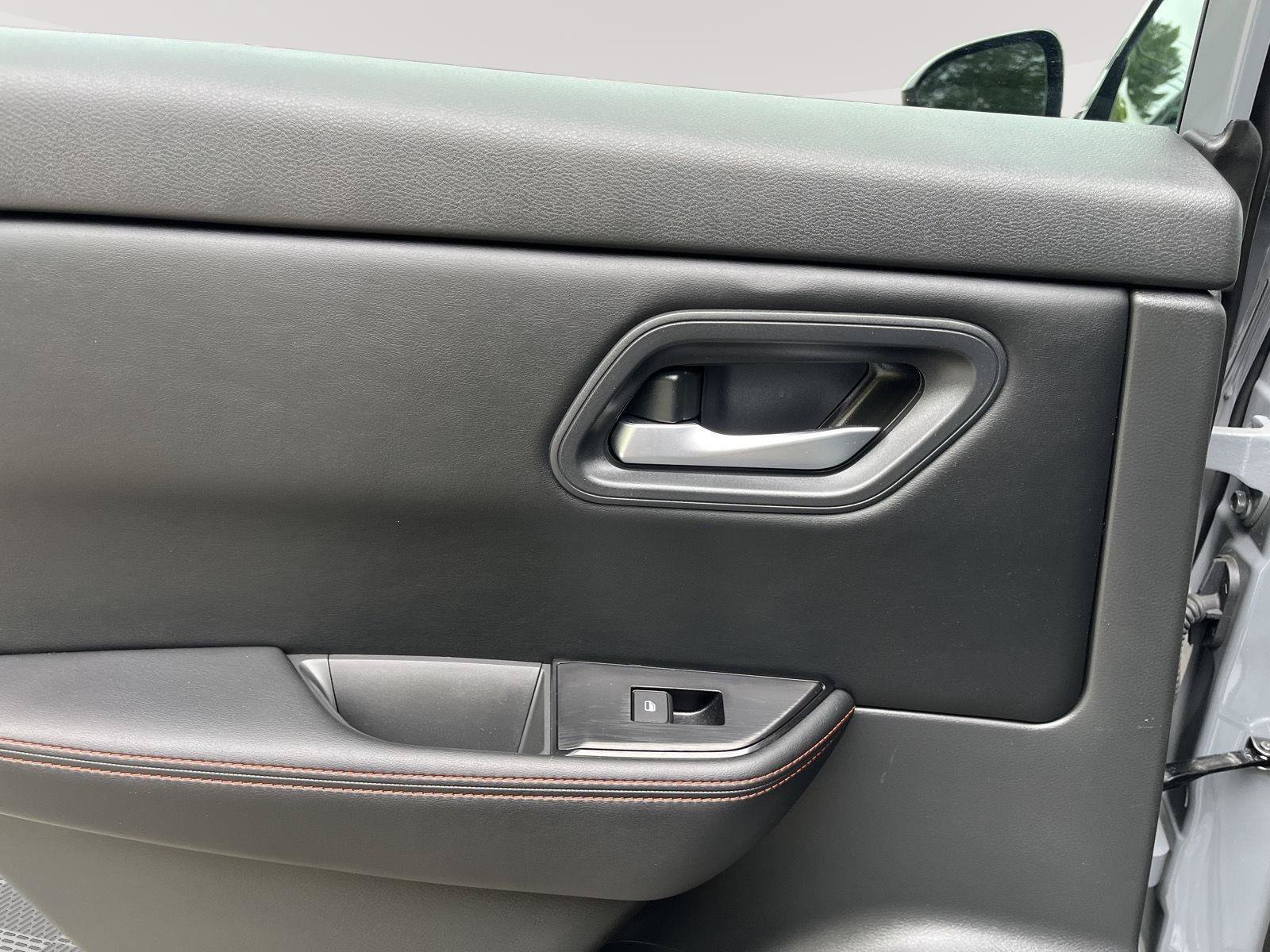 Certified 2025 Nissan Rogue SV AWD/4WD image 12