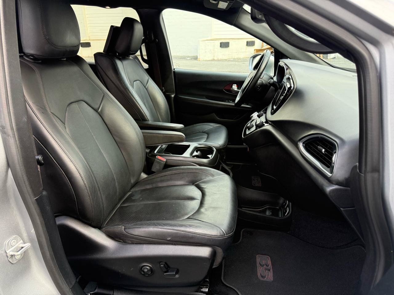 Used 2019 Chrysler Pacifica Touring-L FWD image 46