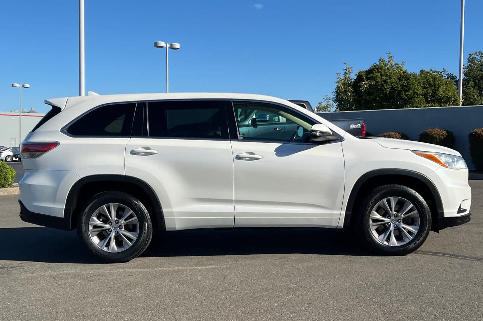 Used 2014 Toyota Highlander Plus FWD image 6