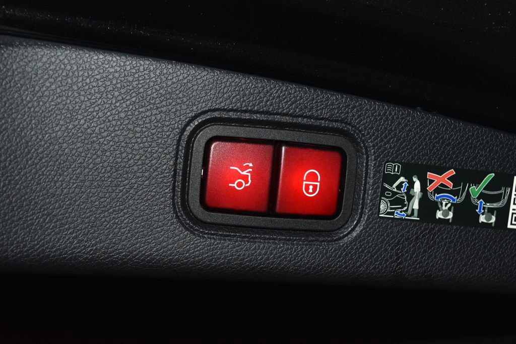 Used 2023 Mercedes-Benz E 450 4MATIC Coupe image 32