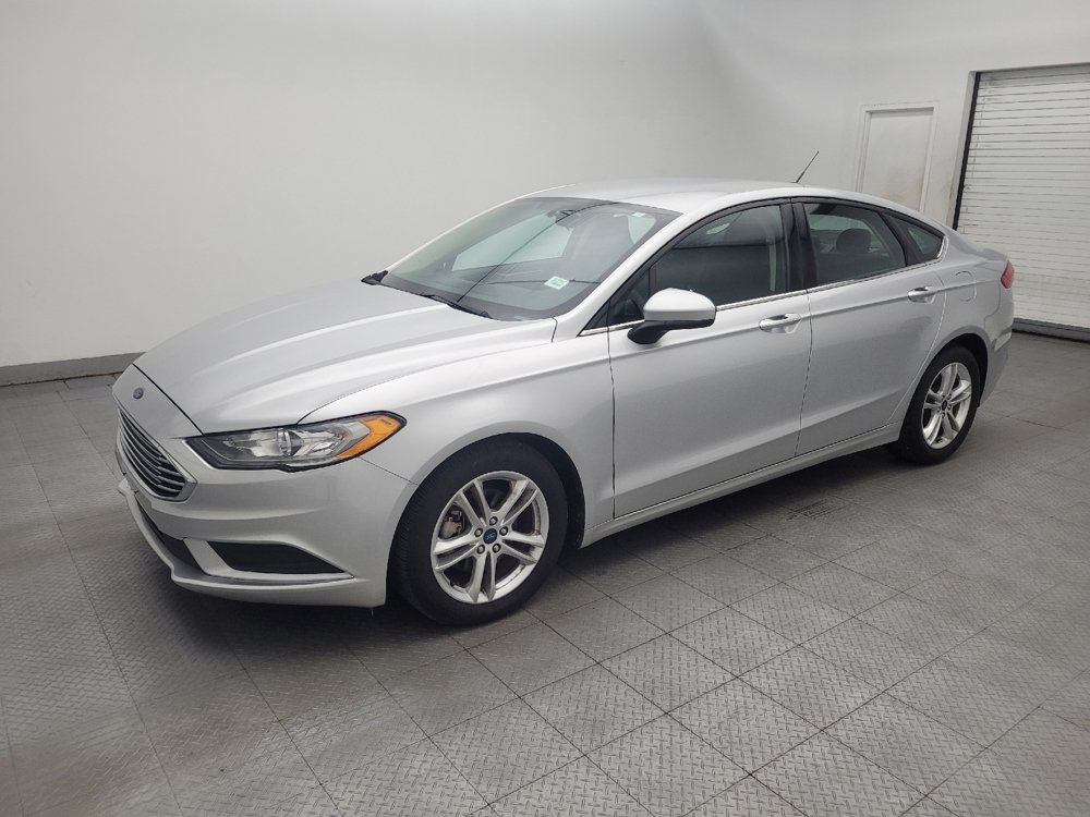 Used 2018 Ford Fusion SE w/ Fusion SE Technology Package FWD image 2