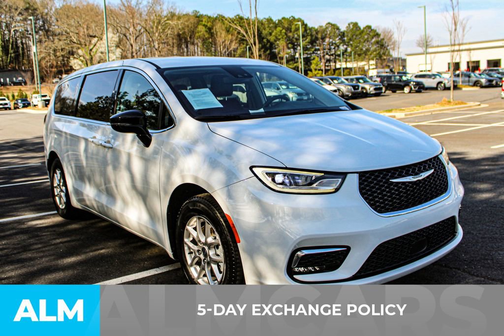 Used 2024 Chrysler Pacifica Touring-L image 4