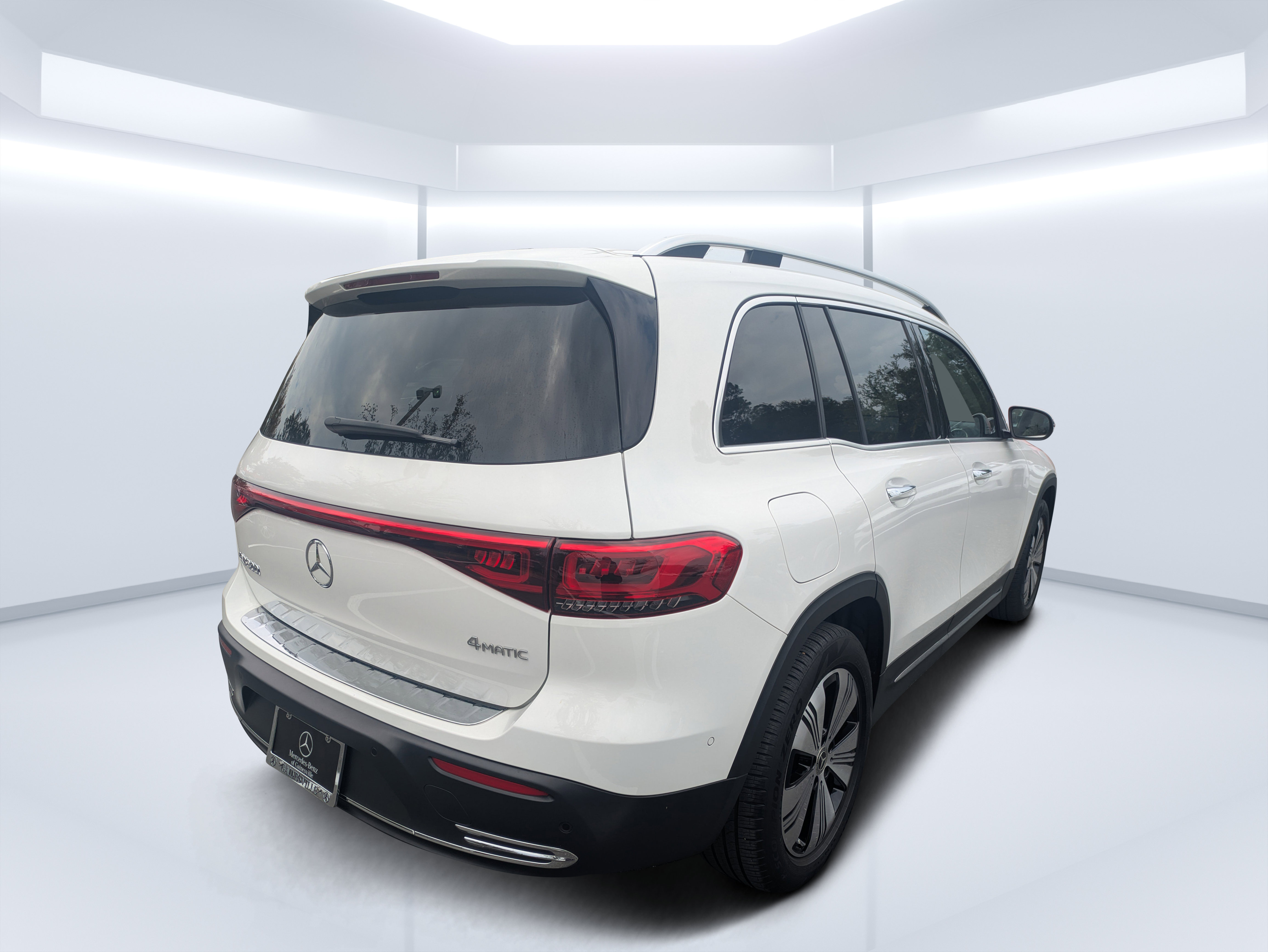 Used 2023 Mercedes-Benz EQB 300 4MATIC image 3