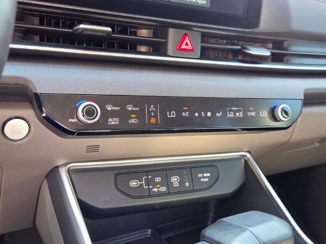 Used 2025 Kia Carnival EX FWD image 20