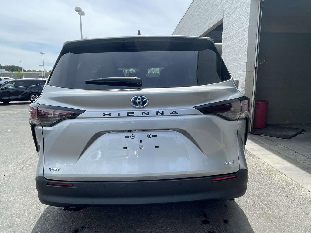 Used 2025 Toyota Sienna XLE image 12